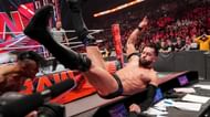 WWE Raw में फिन बैलर को अनाउंसर्स टेबल पर पटकते हुए डेमियन प्रीस्ट